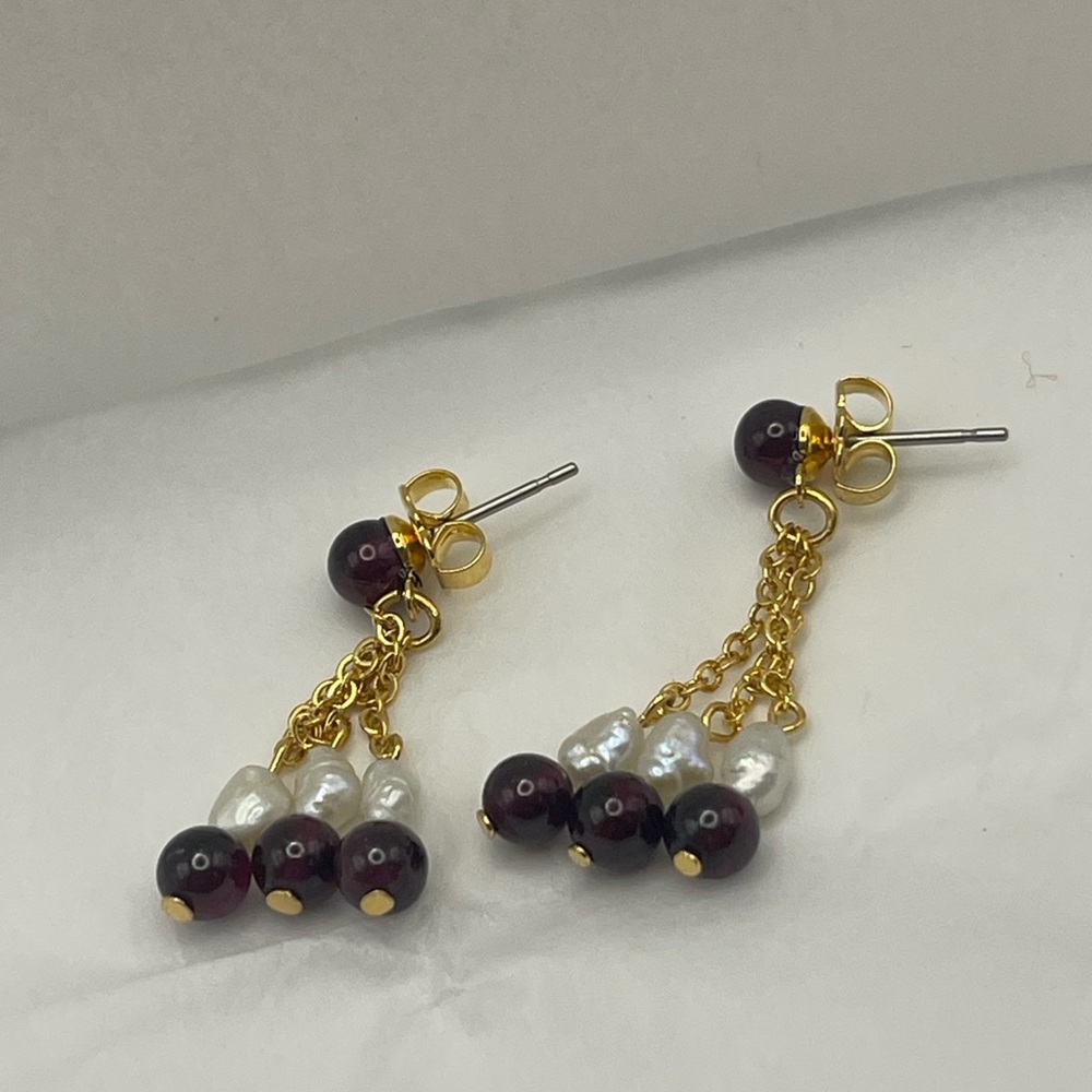 Avon Goldtone genuine freshwater, Pearl garnet Dangle Earrings with box